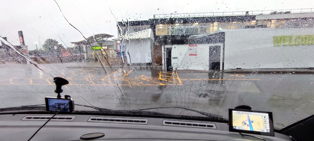 Firesnapper999's tweet photo. Good morning folks 🤗 ½ way home to Hampshire. Heavy rain. I've got winter 3🏔️s, B 🌧️class tyres with 7mm tread. Reduced speed as lots of standing water. Sadly others think 70mph is ok.😢 please #Drive2ArriveALIVE 🙏 https://t.co/bqooe616od