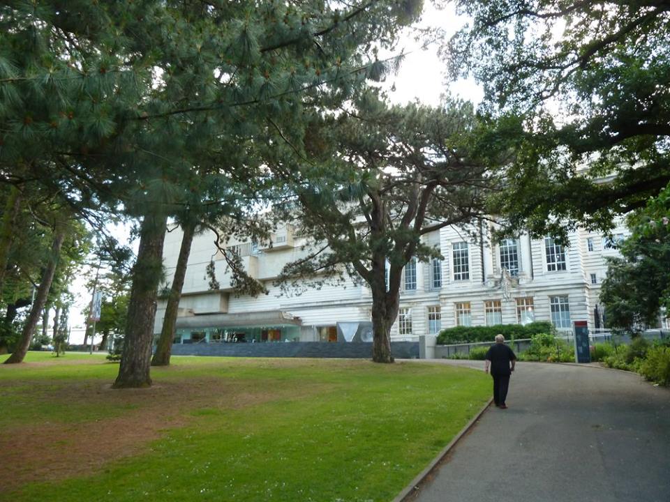 #Otd 1821: Belfast Natural History Society founded by 7 young men, to promote scientific study of animals, plants, fossils, rocks &amp; minerals! 1st museum in Ireland to be built by public subscription! 1831, 7 College Square North, #Belfast (left). 1929 (right). Now <a href="/UlsterMuseum/">Ulster Museum</a>!