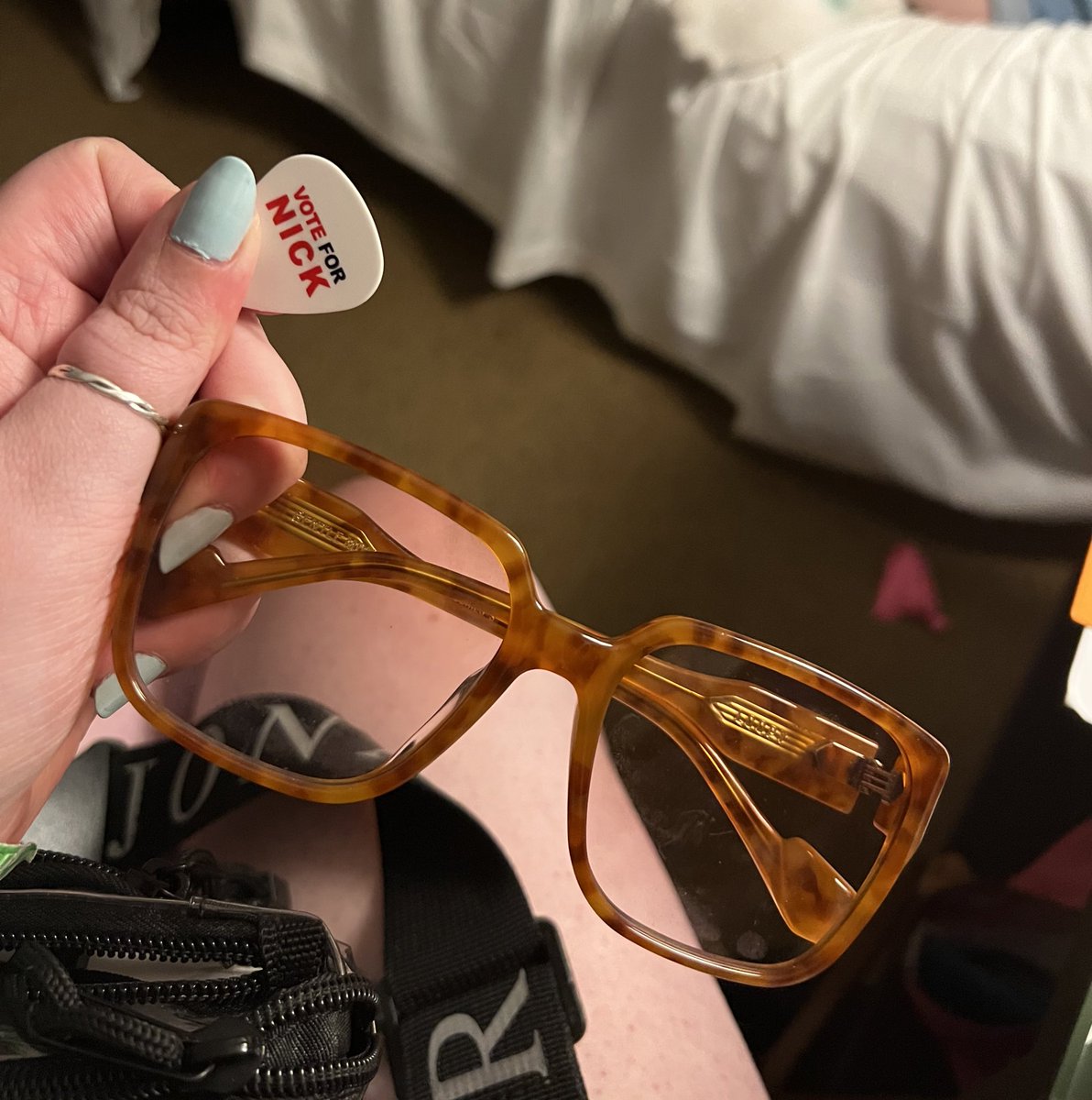 videogxrl's tweet image. Nick throwing his glasses and a pick to me after reading my birthday sign?
He loves me confirmed