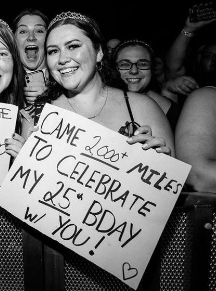 videogxrl's tweet image. Nick throwing his glasses and a pick to me after reading my birthday sign?
He loves me confirmed