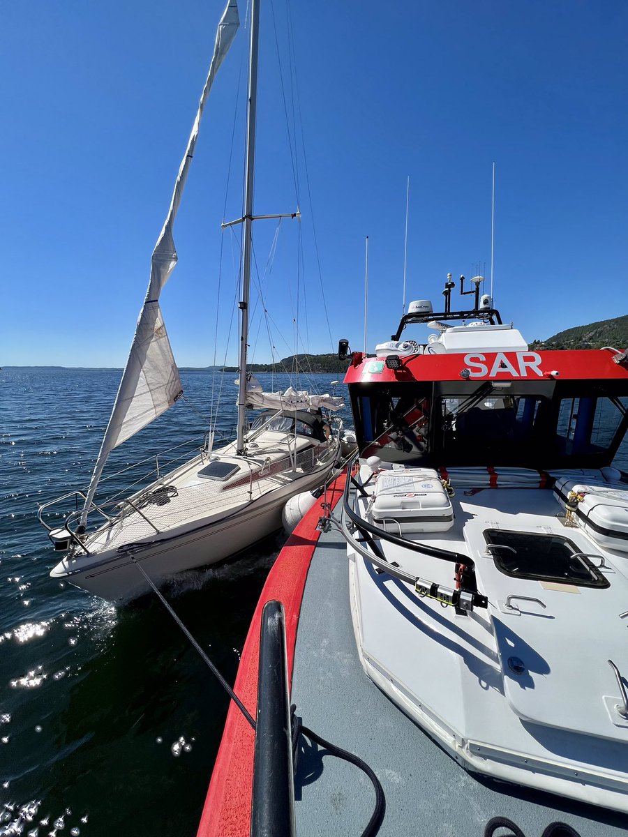 NSSR's tweet photo. Dagens første oppdrag for #rs159elias. Medlemsoppdrag i strålende solskinn. #alleskaltrygthjem #holmsbu #redningsselskapet. https://t.co/R0do1Mv0hW