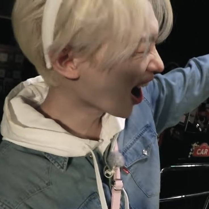 muffinxav's tweet image. he's so happy.