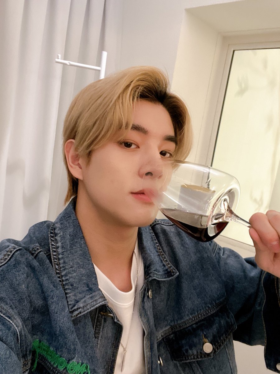 JAEYUNHSIM's tweet photo. Cheers! 🥂 I had fun filming Jake’s EN-log, would happy if I have a chance to visit the destinations again. Speaking of which, do you guys mind giving me recommendation of things I should do for next EN-log? I receive anything from ENGENEs! 😋 https://t.co/M80ft1QMga