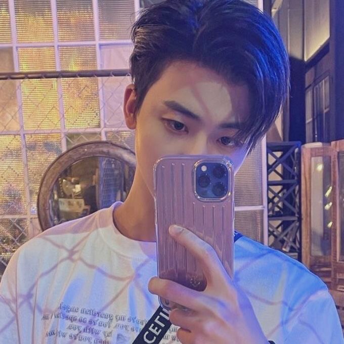 hermanleeee's tweet image. mistaken identity

a #yujaem au kung saan YT was dared to steal a student’s document para sa phone number and end up messaging Jaemie Na na inakala niyang babae