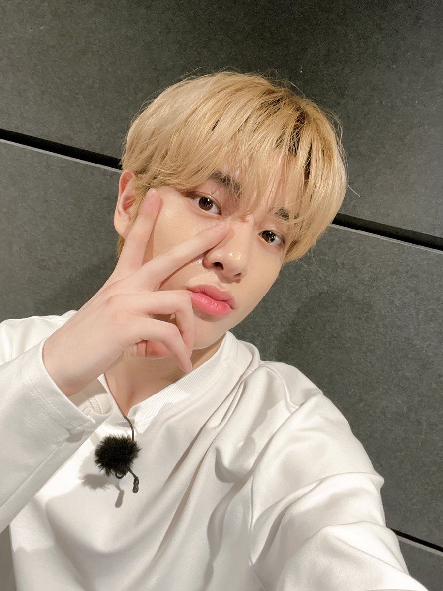 JAEYUNHSIM's tweet photo. New notification alert: Puppy Jake is here! 🐕‍🦺 The thought of when was the last time I made my appearance at twitter caused me to stop by and greet my beloved ENGENEs with a package of three selcas! 🤍 https://t.co/XXz6Ul1wTF