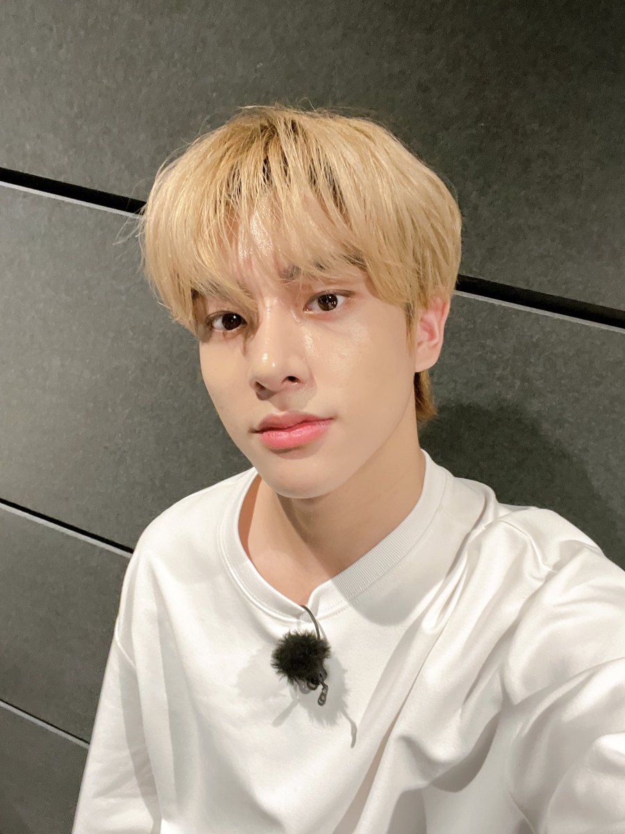 JAEYUNHSIM's tweet photo. New notification alert: Puppy Jake is here! 🐕‍🦺 The thought of when was the last time I made my appearance at twitter caused me to stop by and greet my beloved ENGENEs with a package of three selcas! 🤍 https://t.co/XXz6Ul1wTF