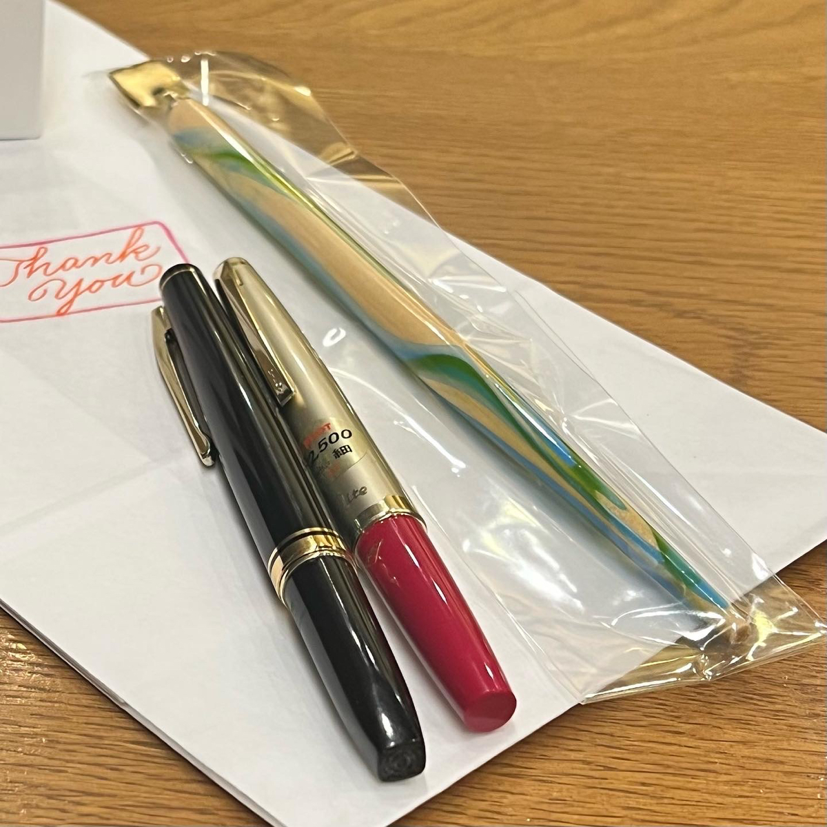 yuu_flc's tweet photo. 昨日、NANIWA PEN SHOWに行ってきました。
金貨、銀貨インク
ポスターニブ10mm付木製ペンホルダー
ショート軸の万年筆2本
を購入。

万年筆は購入予定ではなかったけど買えて嬉しい。
楽しい1日でした。

#乙女座会 #北晋商事 #yypenclub #ナニワペンショー 

https://t.co/Iau9UXuPzz https://t.co/guXu8tv2yG