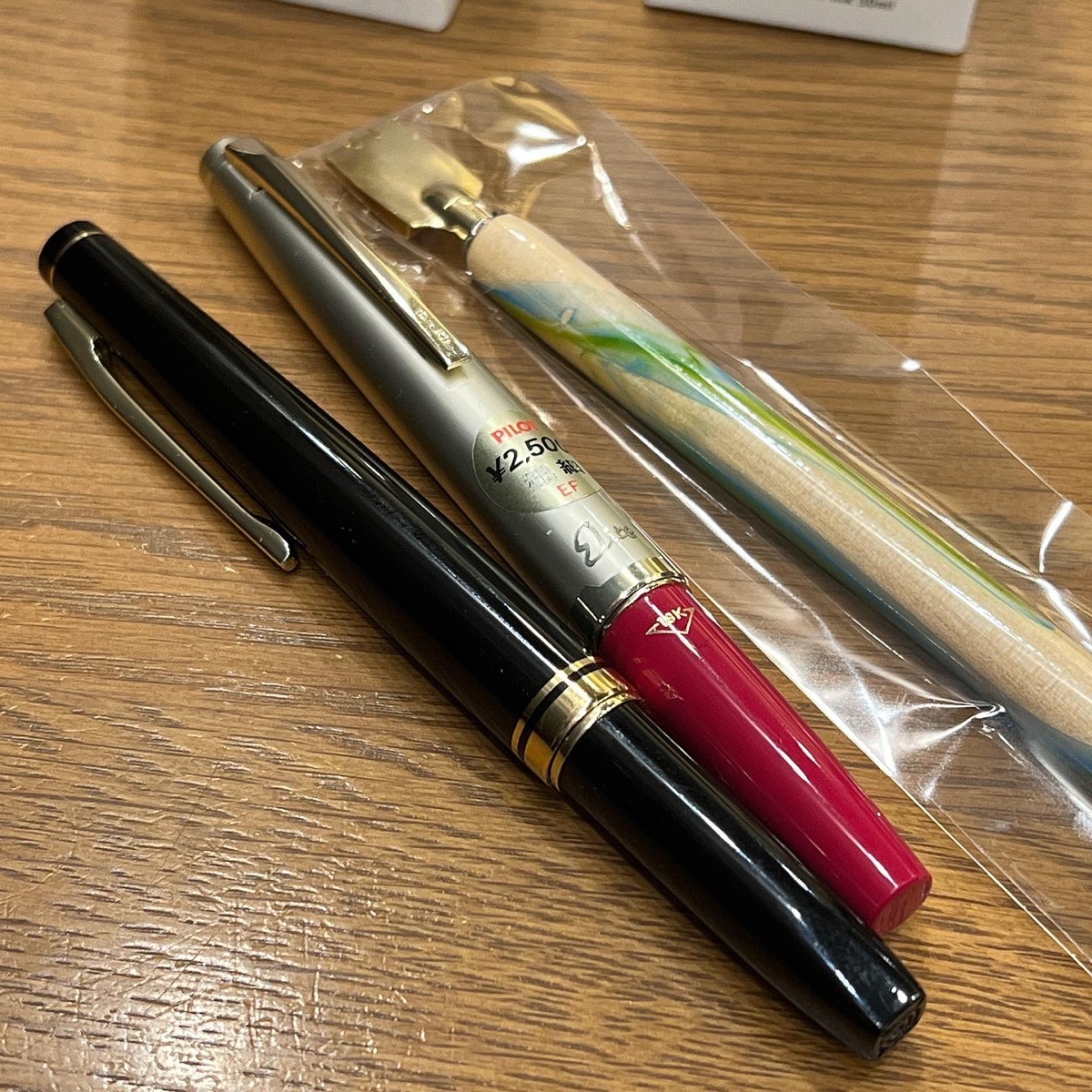 yuu_flc's tweet photo. 昨日、NANIWA PEN SHOWに行ってきました。
金貨、銀貨インク
ポスターニブ10mm付木製ペンホルダー
ショート軸の万年筆2本
を購入。

万年筆は購入予定ではなかったけど買えて嬉しい。
楽しい1日でした。

#乙女座会 #北晋商事 #yypenclub #ナニワペンショー 

https://t.co/Iau9UXuPzz https://t.co/guXu8tv2yG