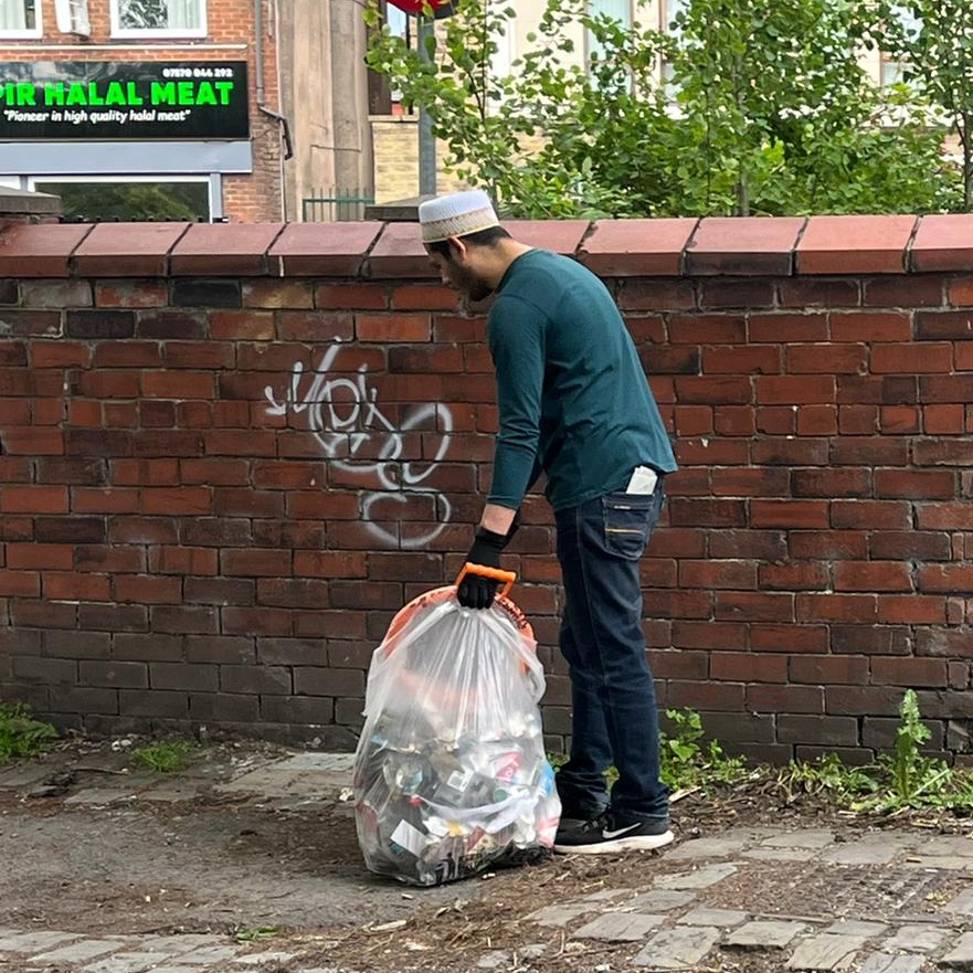 Bohras_UK's tweet photo. To mark #WorldEnvironmentDay, volunteers from the #Manchester @Dawoodi_Bohras gathered to pick up litter from the roads close to their community centre.

Enhancing the environment is an important part of our global @ProjectRiseDB initiative. https://t.co/2lVRAyAjRj