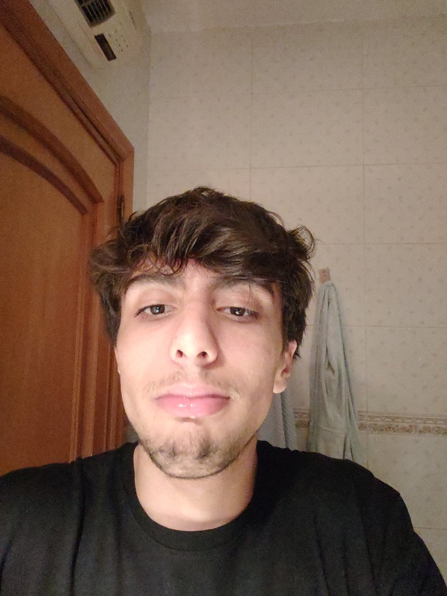 seriousmaki's tweet photo. Non so se faccia ridere io oppure il fatto che abbia ancora un po' di raffreddore inizio giugno https://t.co/8bfpATjqwi