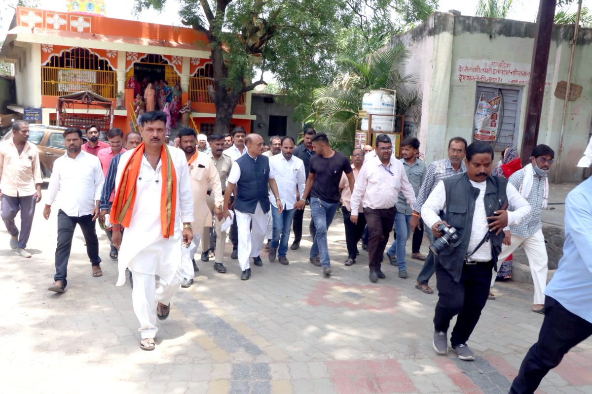 DrBhagwatKarad's tweet photo. आज संभाजीनगर दौऱ्या दरम्यान जागतीक पर्यावरण दिवसाचे औचित्य साधुन हस्ता गावामध्ये कृषी मार्गदर्शन केंद्र व स्वयंचलीत हवामान केंद्राचे उ‌द्घाटन माझ्या हस्ते संपन्न झाले. या गावामध्ये नाबार्डच्या पाणलोट विकास निधी अंतर्गत "एकात्मिक पाणलोट विकास प्रकल्प" चालू असून या प्रकल्पात https://t.co/cR9jZj3enG