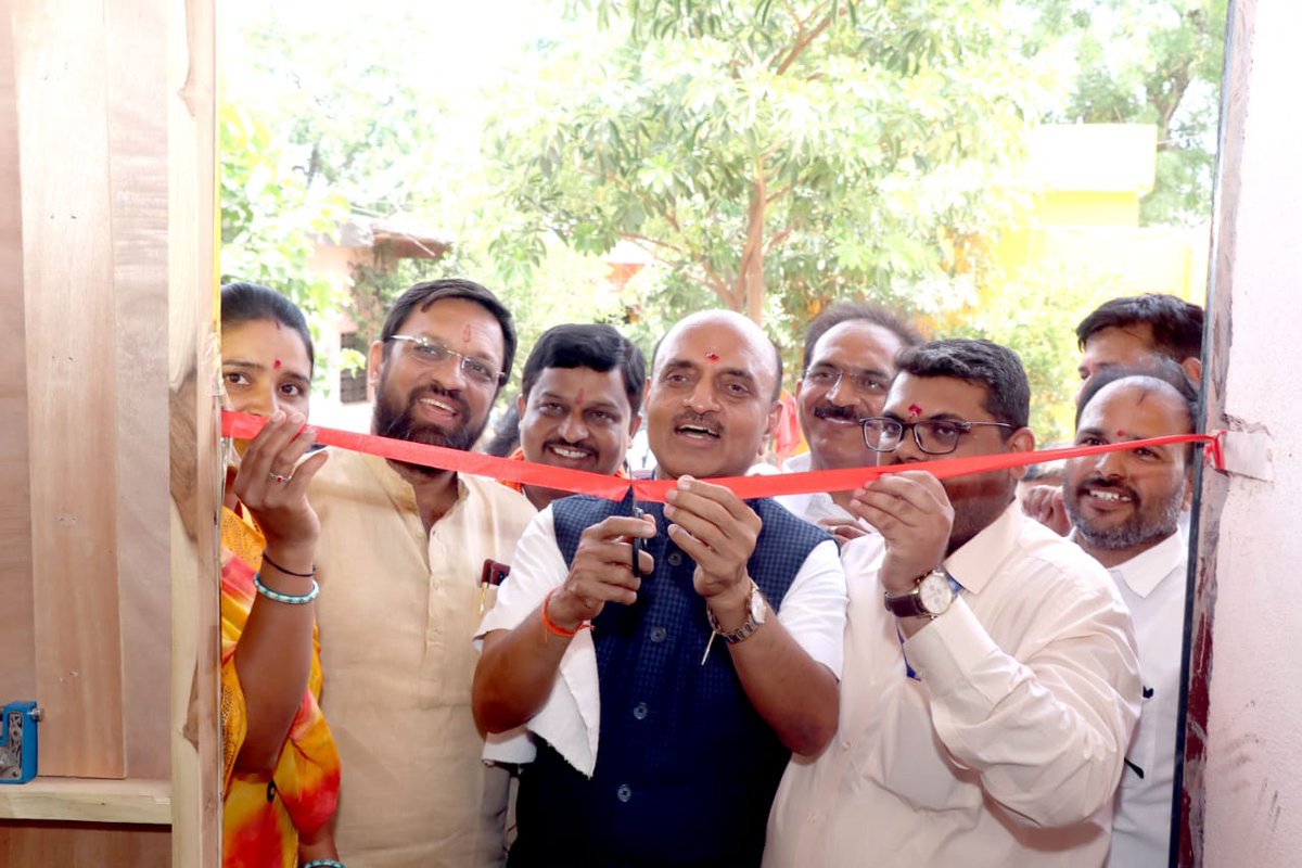 DrBhagwatKarad's tweet photo. आज संभाजीनगर दौऱ्या दरम्यान जागतीक पर्यावरण दिवसाचे औचित्य साधुन हस्ता गावामध्ये कृषी मार्गदर्शन केंद्र व स्वयंचलीत हवामान केंद्राचे उ‌द्घाटन माझ्या हस्ते संपन्न झाले. या गावामध्ये नाबार्डच्या पाणलोट विकास निधी अंतर्गत "एकात्मिक पाणलोट विकास प्रकल्प" चालू असून या प्रकल्पात https://t.co/cR9jZj3enG