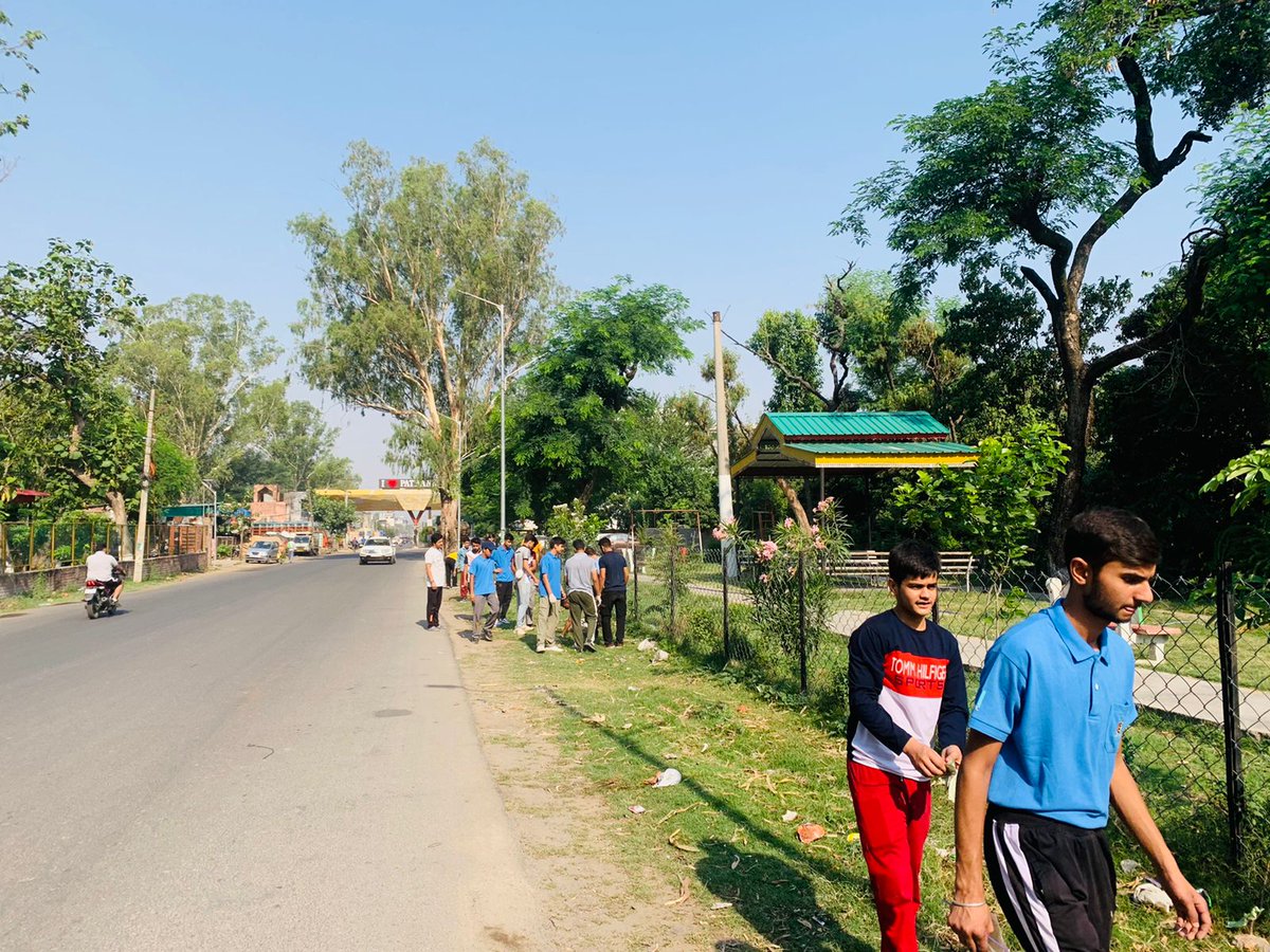 Jatin_0108's tweet photo. #TideTurnerPlasticChallenge #puneetsagar @UNinIndia @UNEP_AsiaPac

Cadets of NCC AB COLLEGE cleaning plastic waste from a park that was a dumping ground containing tonnes of plastic waste but under the guidance of  ANO MAJOR SHAMSHER SINGH it has been adopted by NCC AB COLLEGE. https://t.co/zpzyI4Bze5