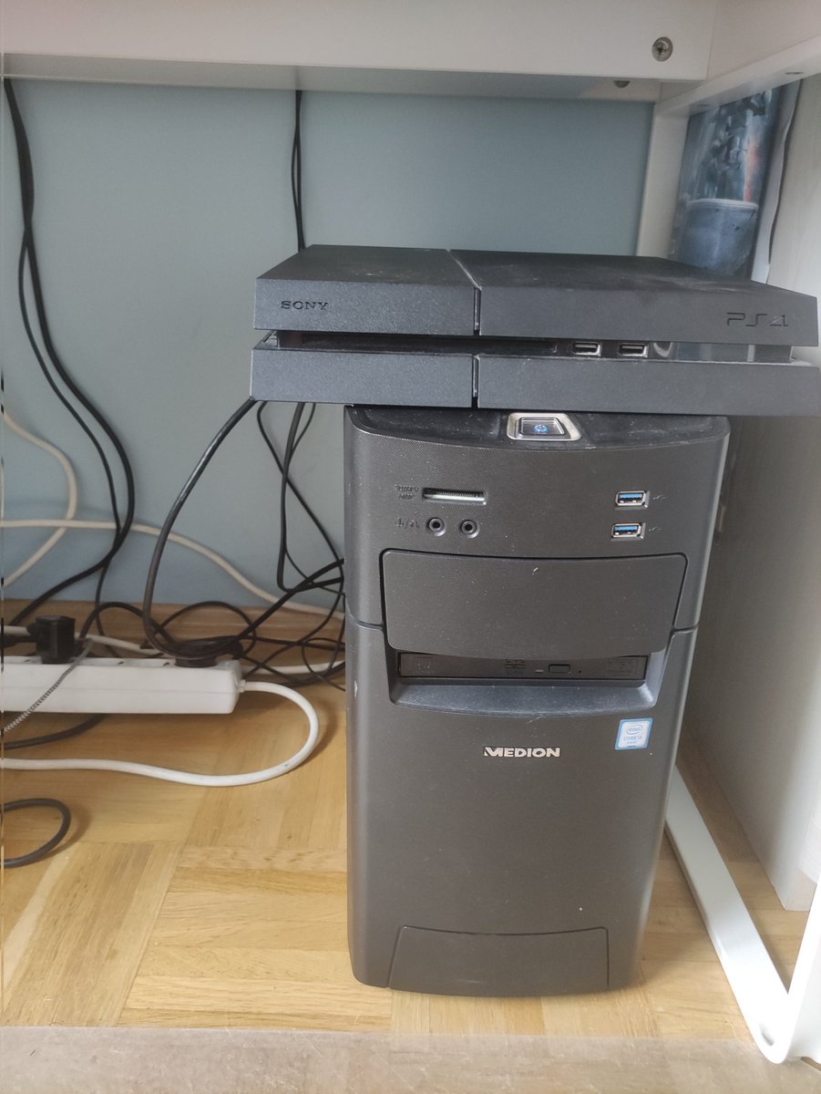 y3000_'s tweet photo. @HeyStani #SetupForStan Die ersten 2 Bilder von meinem Zimmer die anderen Bilder von meinem Bruder im Zimmer https://t.co/ZNPEZWGDtp