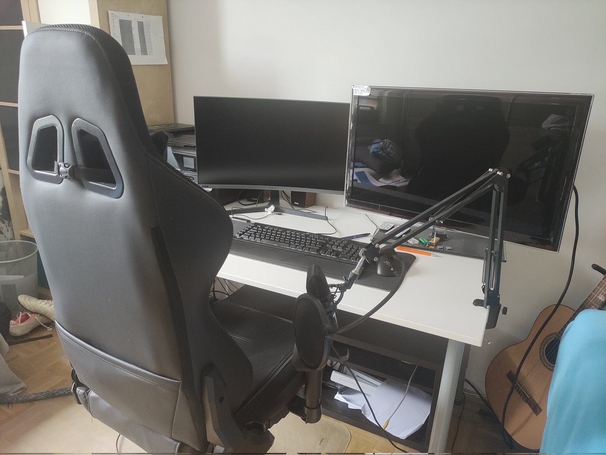 y3000_'s tweet photo. @HeyStani #SetupForStan Die ersten 2 Bilder von meinem Zimmer die anderen Bilder von meinem Bruder im Zimmer https://t.co/ZNPEZWGDtp