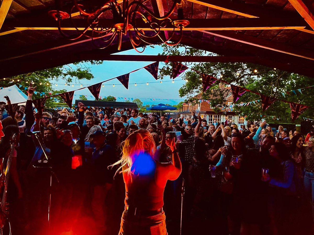 georgiafallsuk's tweet photo. ‼️WOW, SOMER SOUNDS‼️
How good was the first Somer Sounds Festival at The Dukes Head, Somerleyton! 😍🍻🎸 https://t.co/6YE8z3lLBL