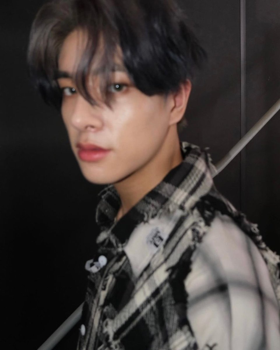 JAEYUNHSIM's tweet photo. I present you, flashed photos of dark haired #JAKE. Wearing the iconic flannel shirt and striking some poses, it surely captured the perfect angle. Did I, perhaps, make your heart skipped a beat? https://t.co/qcw6wvlQsU