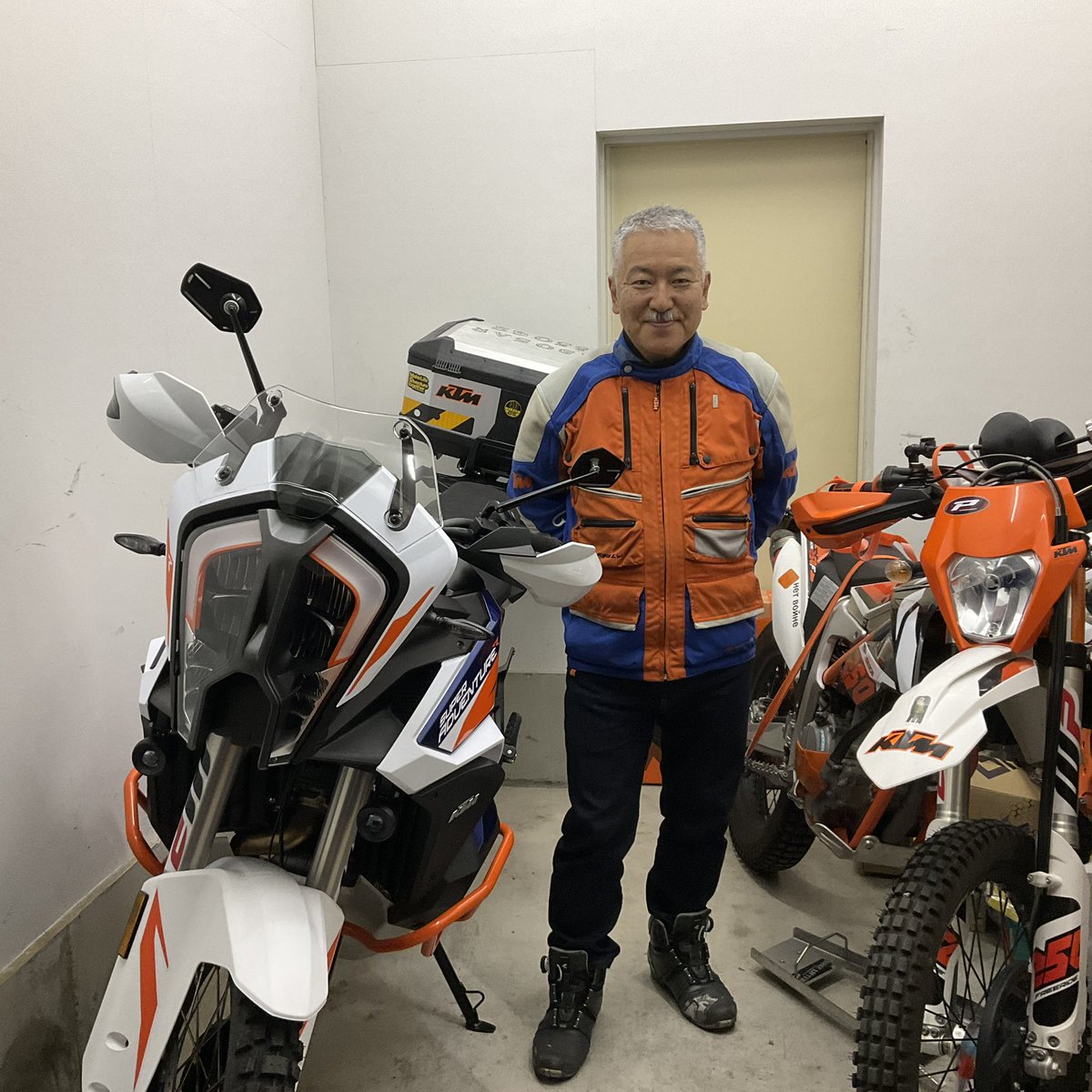KTM819O4's tweet photo. #950AdventureS #1290SuperAdventureR #KTMラリージャケット https://t.co/AANrAJLDRM
