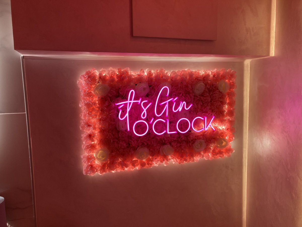 MissisDandelion's tweet photo. Ich wollte euch das schöne Gäste-WC von gestern nicht vorenthalten. 🌸🌷🌺 #Gin71 (Ich brauch das Schild bitte.) https://t.co/UxPFGqxSwX