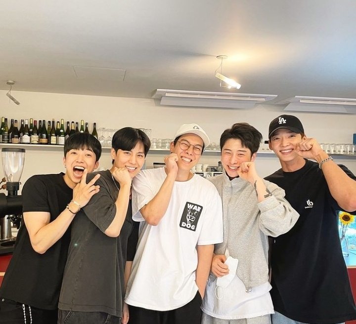 hwallshy's tweet photo. boys republic ot5 together, happy and smiling...I'm happy! 🥺❤

#BoysRepublic9thAnniversary 
#소년공화국_9주년_축하해 
#BoysRepublic #소년공화국 @officialBoysRep https://t.co/508waaC1L5