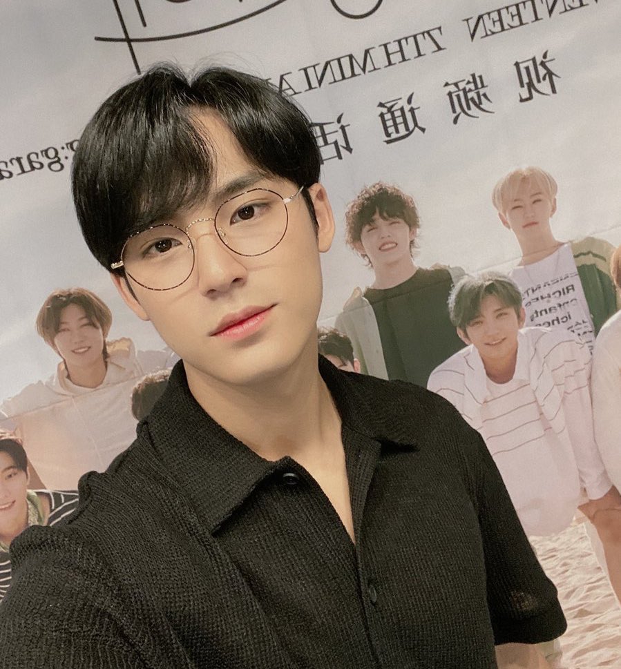 poowzi's tweet photo. mingyu in black polo shirts 🖤__🖤 https://t.co/ht63PTnfLA