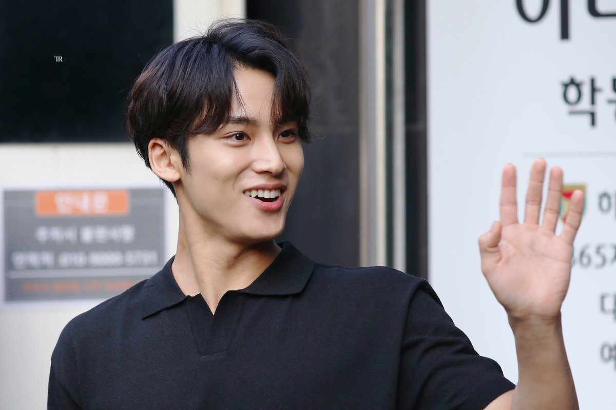 poowzi's tweet photo. mingyu in black polo shirts 🖤__🖤 https://t.co/ht63PTnfLA