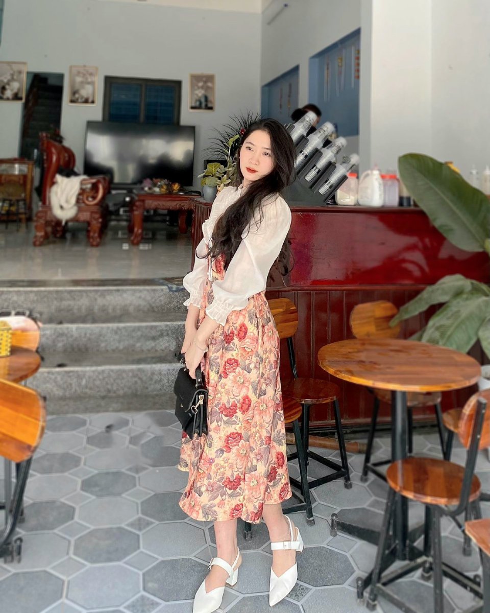 DiepLe2k's tweet photo. Chủ nhật ở nhà chán quá, ai chở em đi chơi đi 😇 https://t.co/tgERcE4R7a
