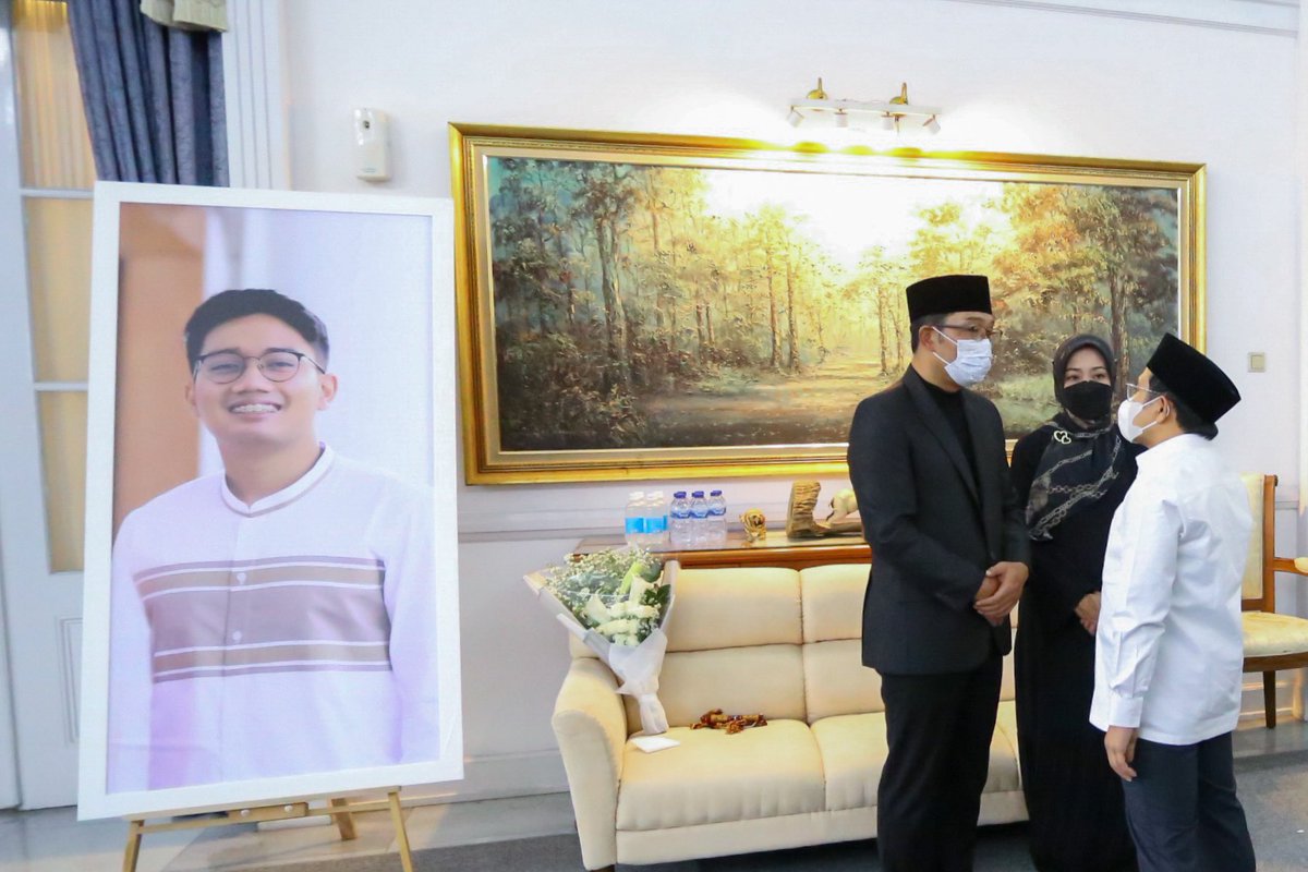 Kita semua merasa sedih dan pilu, ingin bersma sama mengurangi beban derita Kang <a href="/ridwankamil/">Ridwan Kamil</a> dan keluarga, semoga takziyah dan tahlil ini dikabulkan Alloh SWT.
Semua dari Alloh dan pasri kembali kepada Alloh..
