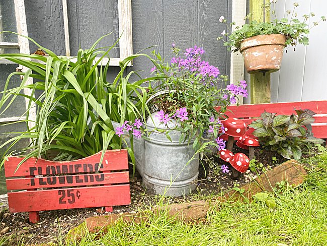 HomeroadSusan's tweet image. Here&apos;s a fun repurpose for the garden! Along with all the galvanized planters and fun garden ideas is this easy to make stenciled sign! Do you recognize what it used to be? 🌿🌺🌞

homeroad.net/2022/06/repurp…

#garden #junkgardening #diysigns #gardensigns #gardening #flowers