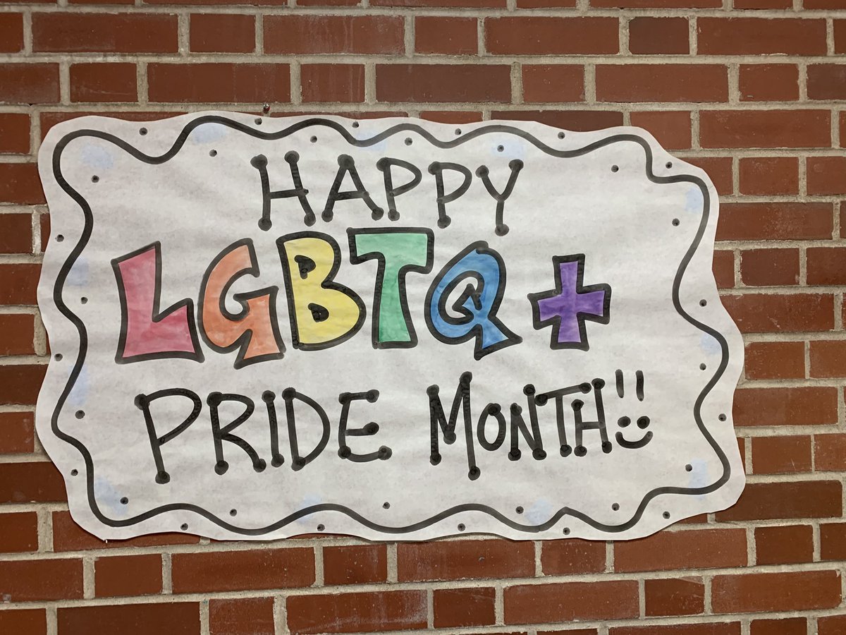 🏳️‍🌈 SO much PRIDE in our elementary schools and the work being done to create welcoming &amp; inclusive spaces for LGBTQIA+ students &amp; allies! Pictured: Hatch Rainbow Revolution Club sharing pride buttons they created at recess! 🏳️‍🌈 @ArtWithMrsRuff <a href="/BessBatesMSW/">Mrs. Bates</a> #HatchTigers <a href="/OakPark97/">Oak Park District 97</a>