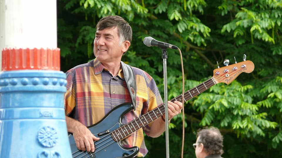 Big crowd to enjoy Jubilee Weekend Music in the park with <a href="/TheFamousPots/">Famous Potatoes</a>