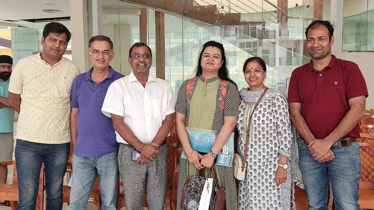 rwsgc11's tweet photo. *Dr Suchita kalyani, Ex HOD of Prakash Hospital held a session on "how to maintain good Spine health" and correct posture"* #spinexphysio.com #suchitakalyani #spinehealth #sittingright @rwsgolfcity11 sector 75 Noida https://t.co/LwRJAmcCNb