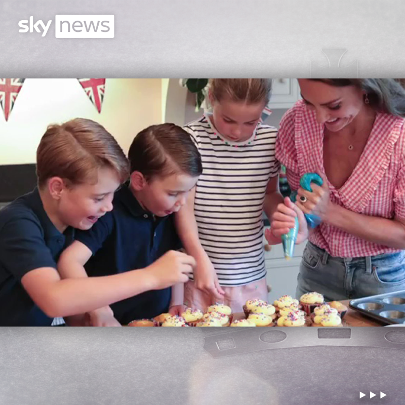 SkyNews's tweet photo. The Duke and Duchess of Cambridge have shared pictures of Prince George, Princess Charlotte and Prince Louis baking cakes for the #PlatinumJubilee

Thousands of people are hosting street parties across the country to mark the final day of celebrations.

https://t.co/MUkPeFF2MA