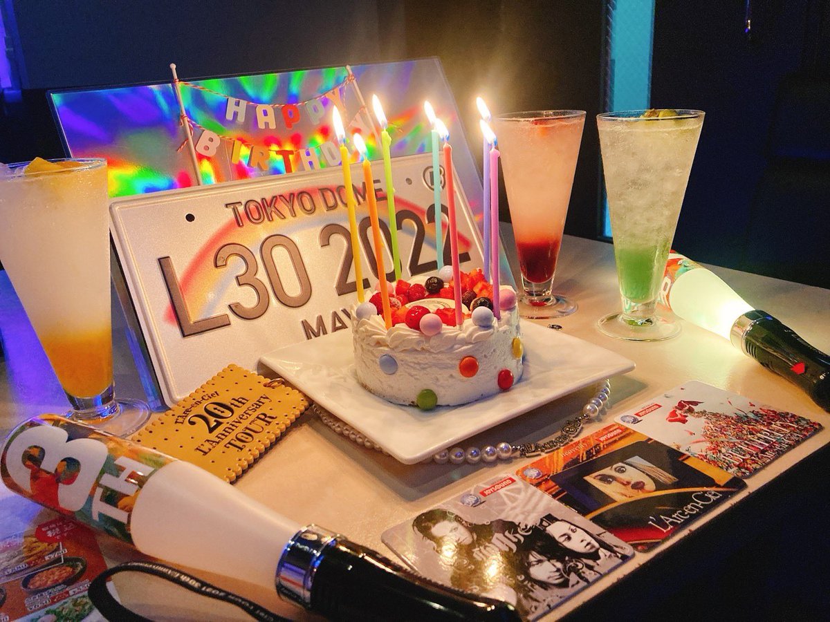 himitsuppi's tweet photo. @CHLionRagbaby 

ずっと一緒にライブに行っている仲良しドエルでラニバをお祝いしてます🌈

ケーキもドリンクもめちゃ可愛かった❣️
グッズを持ち寄ってデコりましたよ✨ https://t.co/8cBa1JHgoO