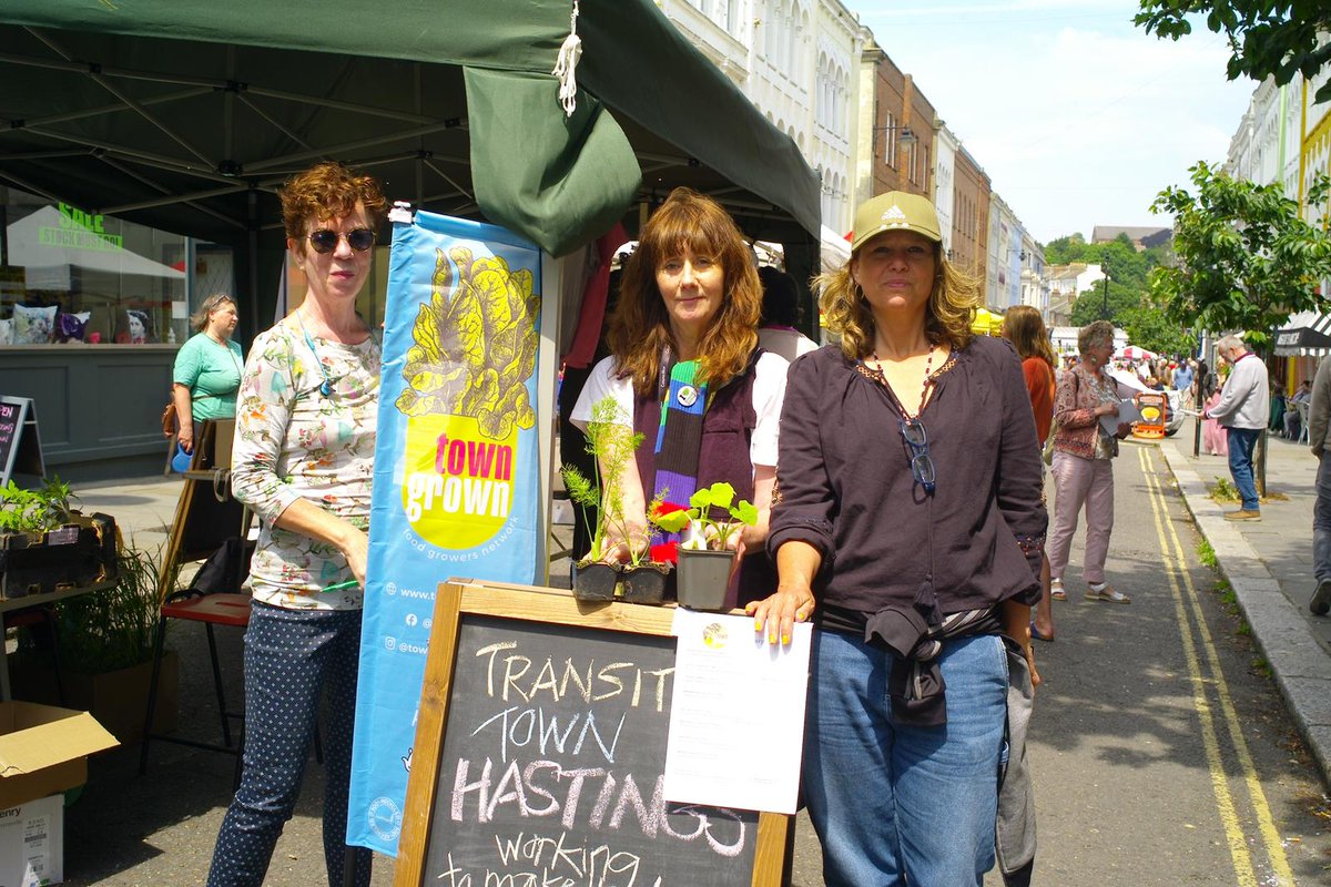 Volunteered with the fantastic @TTHastingsUK talking pollinator planting with local residents supporting nature at King's rd monthly Market #stleonards #environmentday2022 #plants4bees @1066Tweets