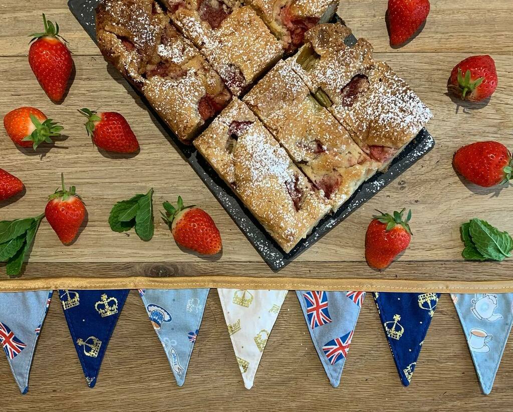 thecopperspoon's tweet photo. Cornish strawberry and rhubarb white chocolate blondie โจ๐ฌ๐ง๐
.
.
#marazion #happyjubilee #strawberry #rhubarb #rhubarbseason #homegrownrhubarb #strawberrys #strawberryrhubarb #strawberryrhubarbblondie #platinumjubilee #minibunting #bunting #lovemarazion https://t.co/b644zBQrWo https://t.co/yAHLWQpuXr