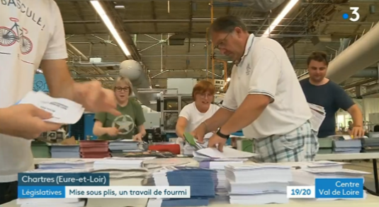Prefet28's tweet photo. 📃 Le #Préfet d'#EureetLoir s'est rendu dans le centre de #misesousplis des #professionsdefoi des #candidats aux #législatives.
📪 305 000 enveloppes seront distribuées dès mardi.
👉4 réfugiés Ukrainiens participaient à cette #actioncitoyenne saluée par le Préfet.
#Ukraine https://t.co/InGvg5vrhR