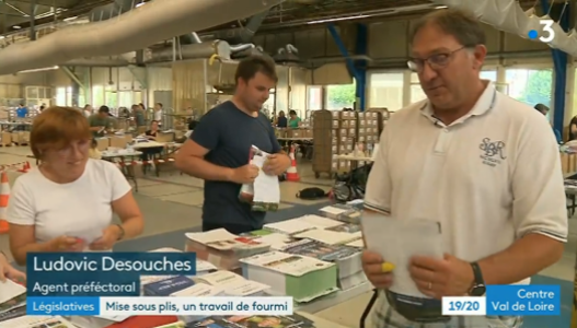 Prefet28's tweet photo. 📃 Le #Préfet d'#EureetLoir s'est rendu dans le centre de #misesousplis des #professionsdefoi des #candidats aux #législatives.
📪 305 000 enveloppes seront distribuées dès mardi.
👉4 réfugiés Ukrainiens participaient à cette #actioncitoyenne saluée par le Préfet.
#Ukraine https://t.co/InGvg5vrhR