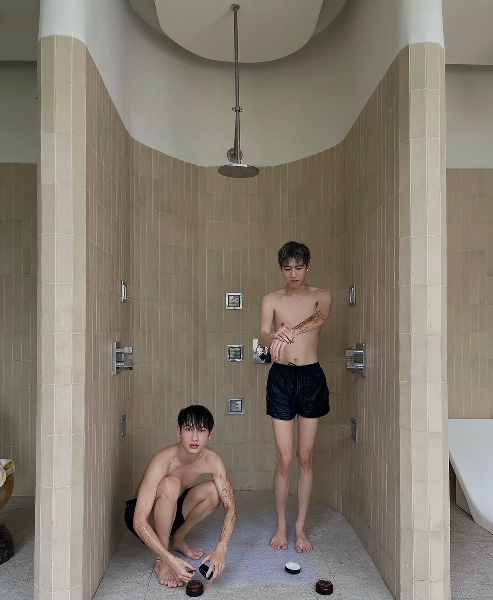 athaphaen's tweet photo. ᅠ
Just had a fun activity and our bodies was stained with paint. Decided to take a shower together with him to shorten the time!🎨🚿
ᅠ https://t.co/ixAcWkA7ku