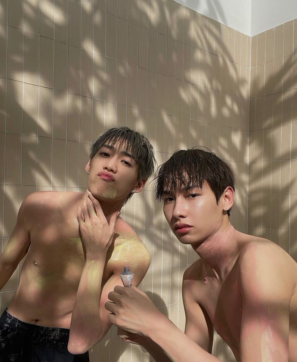 athaphaen's tweet photo. ᅠ
Just had a fun activity and our bodies was stained with paint. Decided to take a shower together with him to shorten the time!🎨🚿
ᅠ https://t.co/ixAcWkA7ku