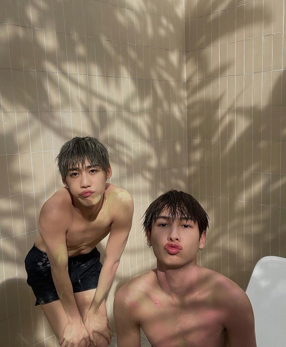 athaphaen's tweet photo. ᅠ
Just had a fun activity and our bodies was stained with paint. Decided to take a shower together with him to shorten the time!🎨🚿
ᅠ https://t.co/ixAcWkA7ku