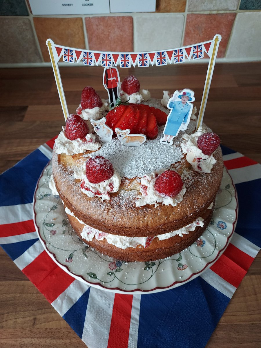 Sharonmcfc44Ann's tweet photo. Jubilee cake ready @Platinum2022 @maryberry_fans @CrisRapid @LesleyR34005627 @DevlinPJ @mpftnhs https://t.co/y6YNZi9Yyp
