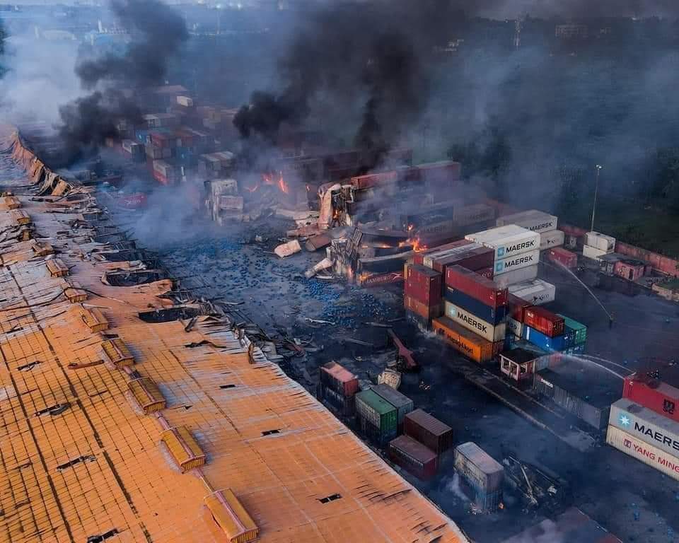shohanikhan's tweet photo. Last night Container Depot fire tragedy in Sitakunda, Chattogram in Bangladesh. 
#PrayForChittagong 
#PrayForChottogram 
#PrayForChattogram 
#PrayForSitakunda
#WorldEnvironmentDay
#WorldEnvironmentDay2022 
#OnlyOneEarth 
#blackchully #KambososHaney #HaneyvsKambosos #ashewoweb3 https://t.co/oUPOrD6pJA