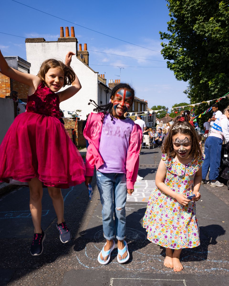 Royal_Greenwich's tweet photo. Check out some of the local street parties from yesterday! 🥳 

Have you had as much fun as us this #PlatinumJubilee 👑 weekend? 

Tell us about your #streetparty by tagging us and include #RGSummer so we can like and share! 🫖 🍰🍾

https://t.co/camblRUdzX https://t.co/aCDoLlKML0