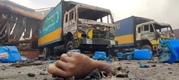shohanikhan's tweet photo. Last night Container Depot fire tragedy in Sitakunda, Chattogram in Bangladesh. 
#PrayForChittagong 
#PrayForChottogram 
#PrayForChattogram 
#PrayForSitakunda
#WorldEnvironmentDay
#WorldEnvironmentDay2022 
#OnlyOneEarth 
#blackchully #KambososHaney #HaneyvsKambosos #ashewoweb3 https://t.co/oUPOrD6pJA