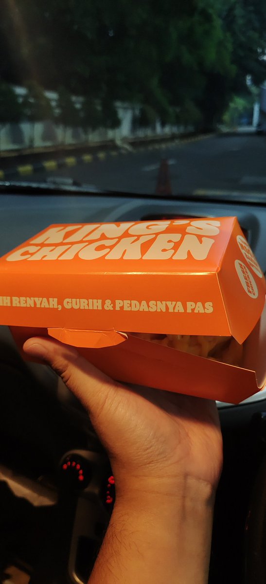 danny_indi's tweet photo. Sore min. Barusan beli cheesy fries lg yg large di jakarta. Mrk pake box ayam dan bener isinya lbh banyak daripada yg dbeli di semarang. Sekarang mo ngeles apaan lg? https://t.co/5RFGxXvLYL