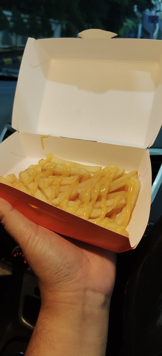 danny_indi's tweet photo. Sore min. Barusan beli cheesy fries lg yg large di jakarta. Mrk pake box ayam dan bener isinya lbh banyak daripada yg dbeli di semarang. Sekarang mo ngeles apaan lg? https://t.co/5RFGxXvLYL