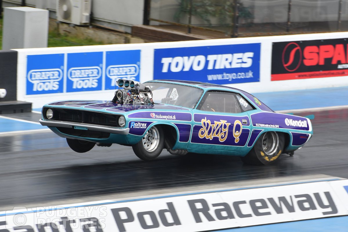 v8meetings's tweet photo. Nog 5 nachtjes slapen tot aan @dragracemadnessnl in #Drachten. De snelste vrouw van Nederland is ongetwijfeld Kirsten van Croonenborgh. In haar '70 Plymouth Cuda "Suzy Q" rijdt ze 8,5 seconden over de quarter mile. @402Automotive @DHRA_Dragrace Foto: @PudgeysPictures https://t.co/ERrxiYWKiv