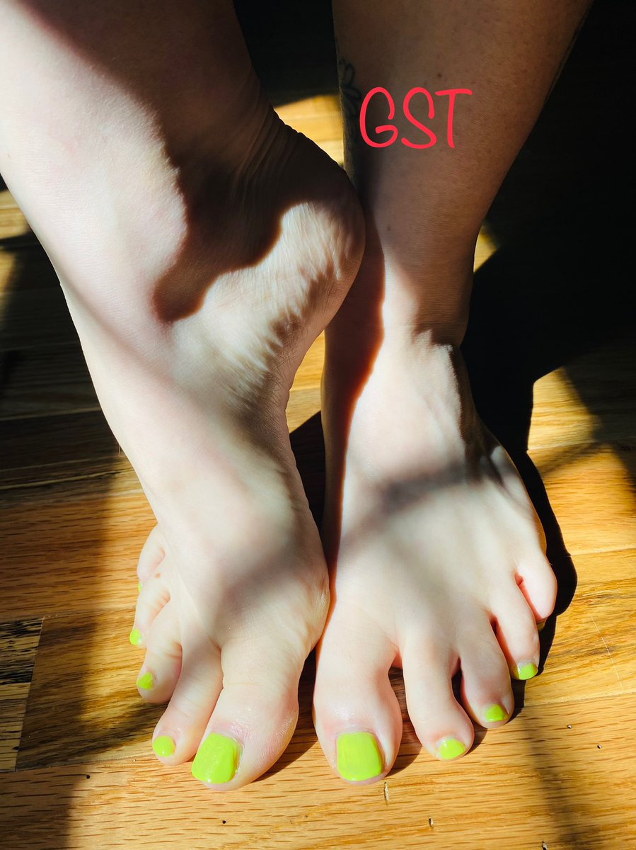 gemshowtoes's tweet photo. Neon yellow toes. Selling feet pics. Hmu! #selling #feetworship #feetfethish #buyingcontent #PayPal #creative https://t.co/8TfujSwK4x