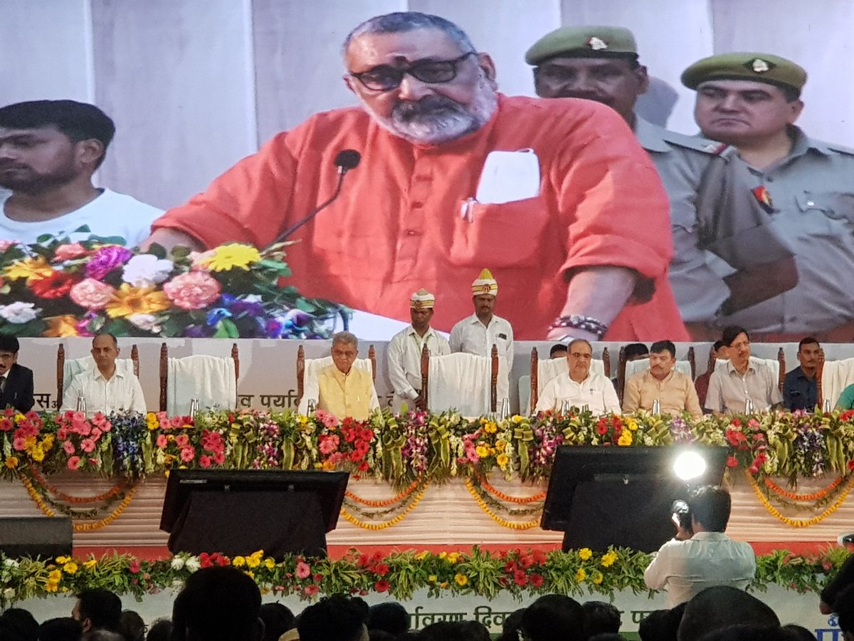 Anirban007's tweet photo. On #WorldEnvironmentDay Union Minister Giriraj Singh explains #EarthOvershootDay how emissions are rising and how #ClimateAction can be taken in every village at a carbon neutral event for panchayats https://t.co/BnHS4DplNi